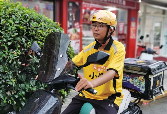 支架交警：不是为难大家是为了安全龙8游戏网址电动车不允许安装手机(图4)